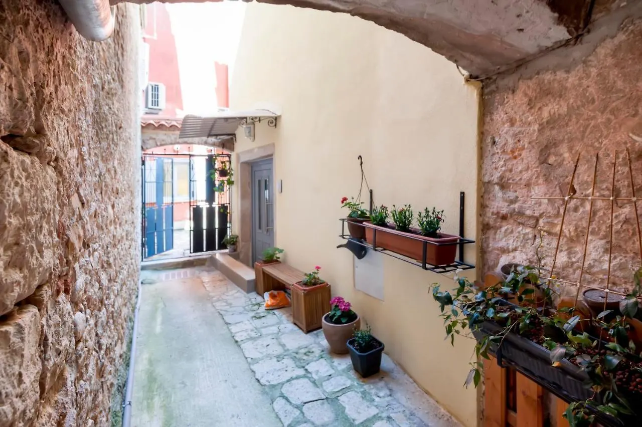 Old Town Garden Studio Apartment Rovinj