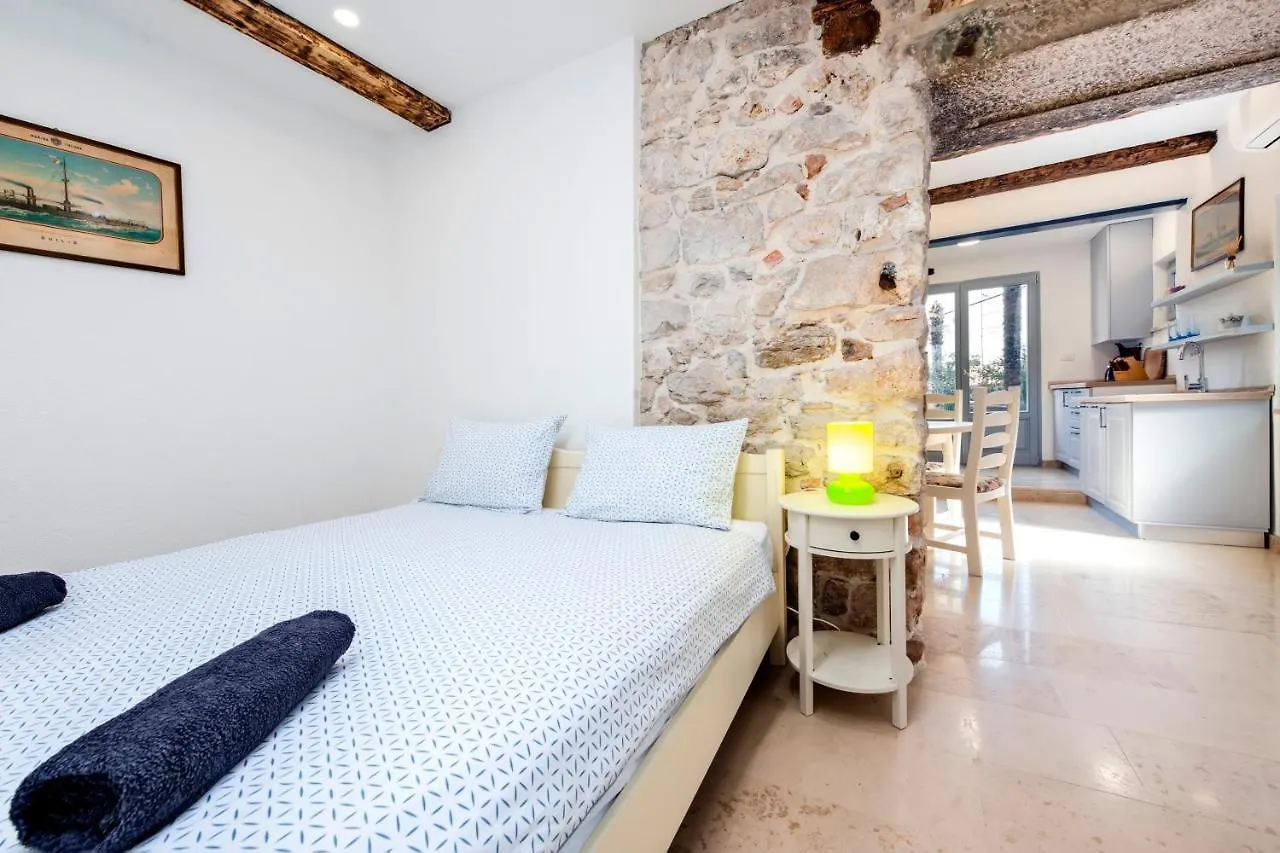 Old Town Garden Studio Apartment Rovinj